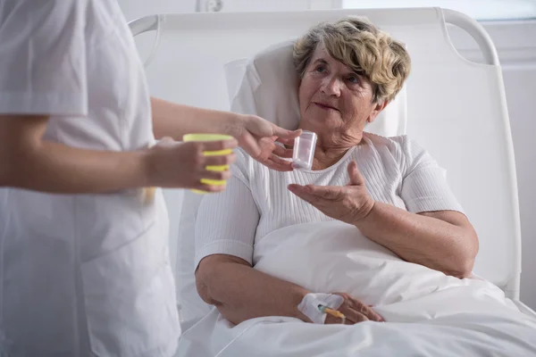 Enfermera Dando los medicamentos — Foto de Stock