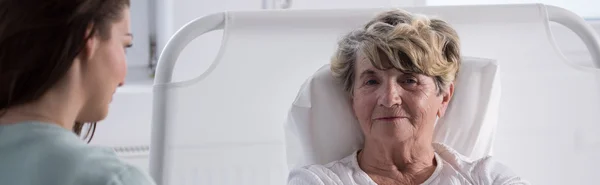 Mujer Visitando abuela enferma — Foto de Stock