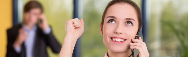 Erfolgreiche lächelnde Geschäftsfrau — Stockfoto