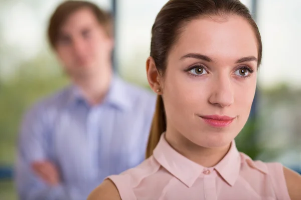 Jeune employé de bureau beauté — Photo