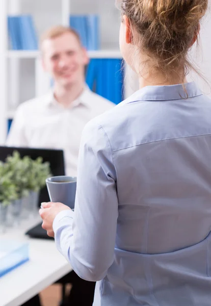 Junger Assistent und Geschäftsmann — Stockfoto