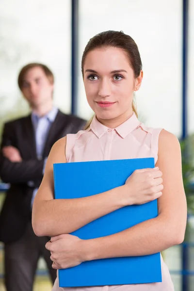 Mujer sosteniendo carpeta — Foto de Stock