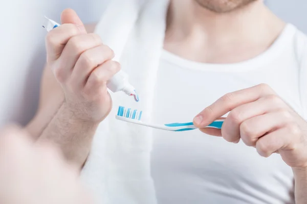 Крупним планом стискання зубної пасти — стокове фото