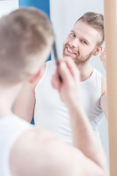 Άνθρωπος βούρτσισμα τα μαλλιά — Φωτογραφία Αρχείου
