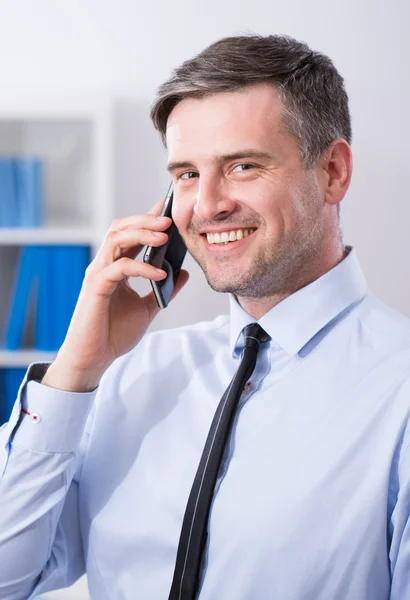 Homme d'affaires souriant avec téléphone portable — Photo