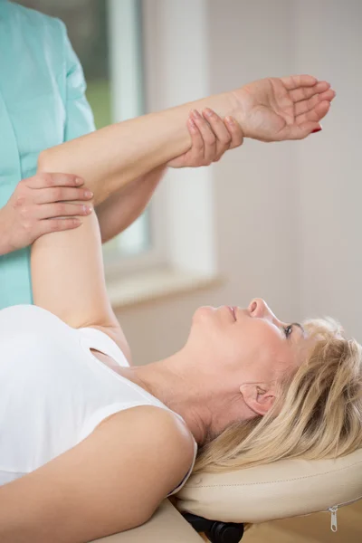 Mujer haciendo ejercicio en fisioterapeuta — Foto de Stock