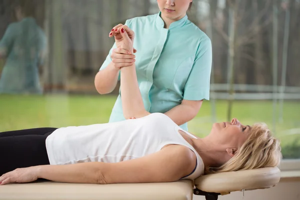 Fisioterapeuta y paciente durante la rehabilitación — Foto de Stock