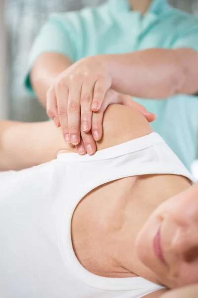 Fisioterapeuta fazendo mobilização do ombro — Fotografia de Stock