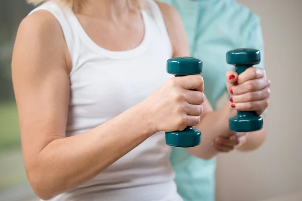 Woman Holding the dumbbells — Stock Photo, Image