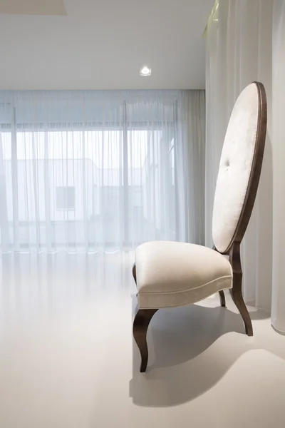 Chaise élégante dans un intérieur de luxe — Photo