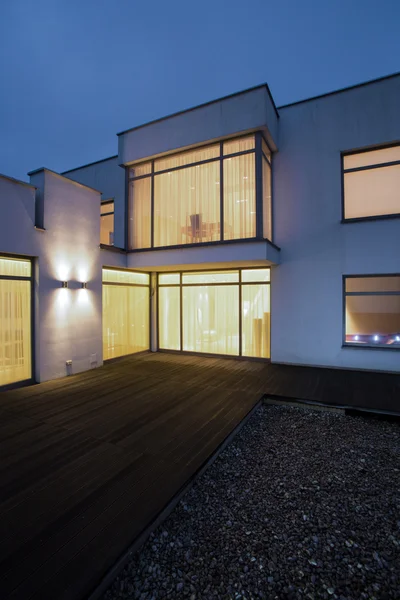 Oświetlony windows w dom jednorodzinny — Zdjęcie stockowe