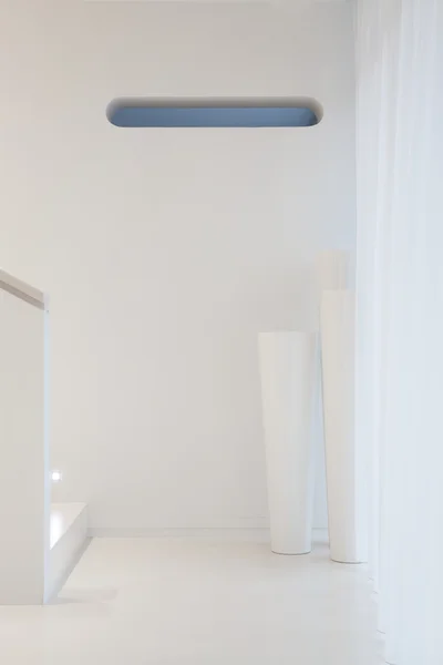 Белый коридор в роскошном доме — стоковое фото