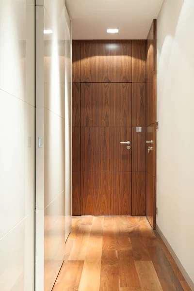 Wooden door in corridor — Stock Photo, Image