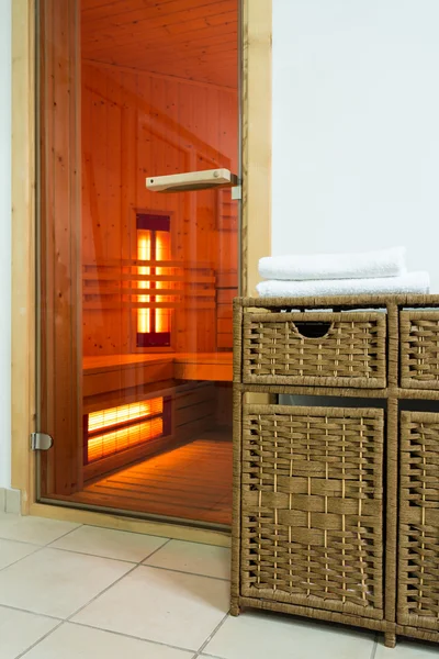 Deur naar moderne sauna — Stockfoto