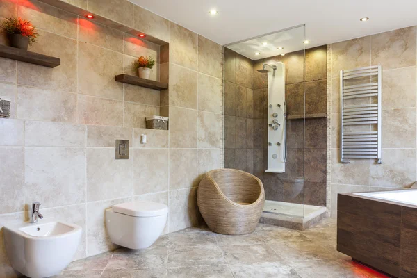 Luxusní koupelna s béžové dlaždice — Stock fotografie