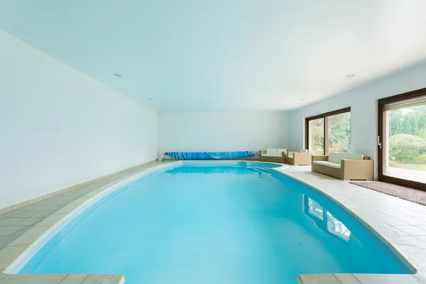 Piscine dans un manoir de luxe — Photo