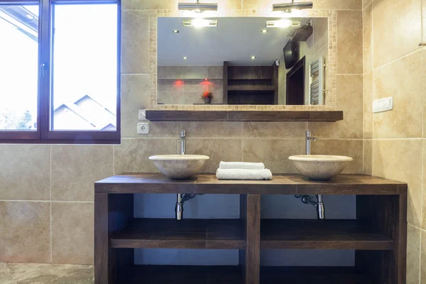 Lavabos dans la salle de bain moderne — Photo