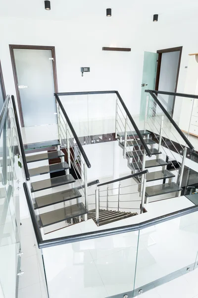 Escaliers modernes dans un appartement de luxe — Photo