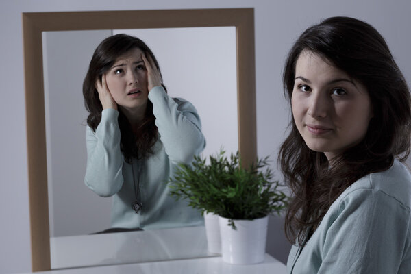 Женщина скрывает эмоции
