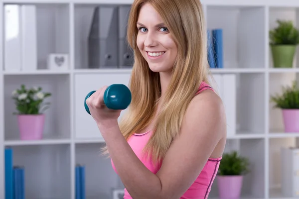 Doing exercise with dumbbell — Stock Photo, Image