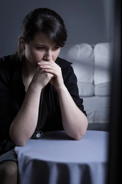 Vrouw zitten in eenzaamheid — Stockfoto