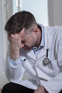 Orta yaşlı doktor
