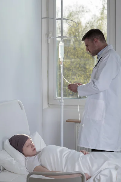 Doctor changing the drip — Stock Photo, Image