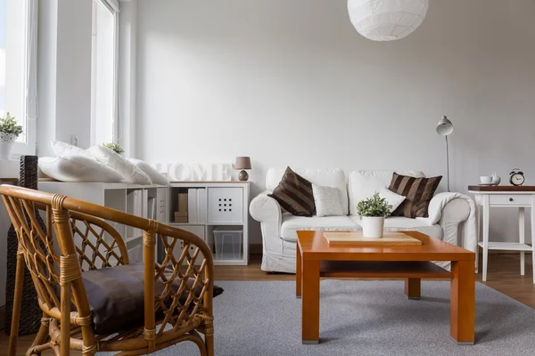 Sillón de mimbre en salón —  Fotos de Stock