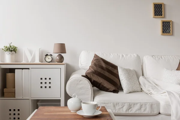 Weißes Sofa und Kommode — Stockfoto