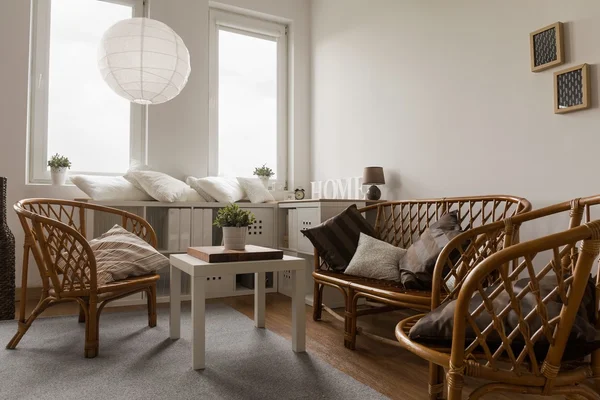 Плетеная мебель в гостиной — стоковое фото