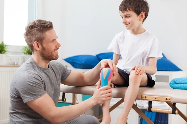 Cintura Kinesio después de lesión de rodilla — Foto de Stock