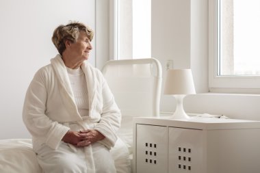 Yalnız kadın kıdemli