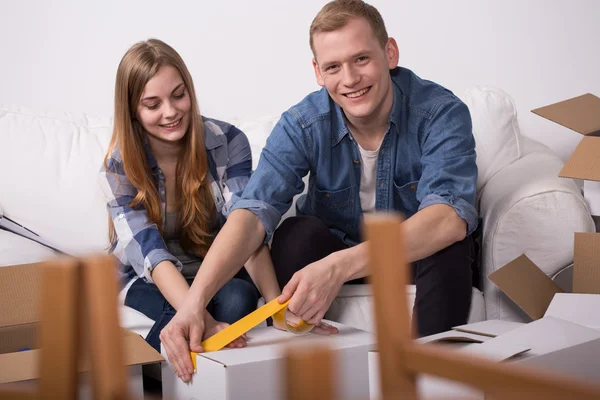 Paar macht die Kiste zu — Stockfoto