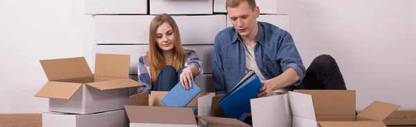 Paar tijdens verpakking vakken — Stockfoto