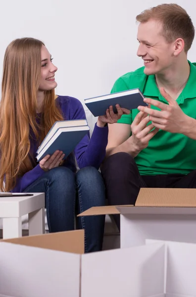 Couple packing books — Stock Photo, Image