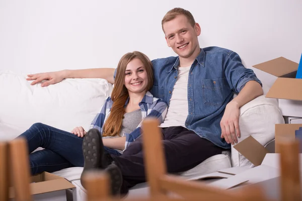 Pareja descansando en el sofá — Foto de Stock