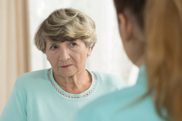 Sorgliga senior kvinna i vårdhem — Stockfoto