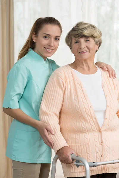 Alte Dame mit Zimmer — Stockfoto