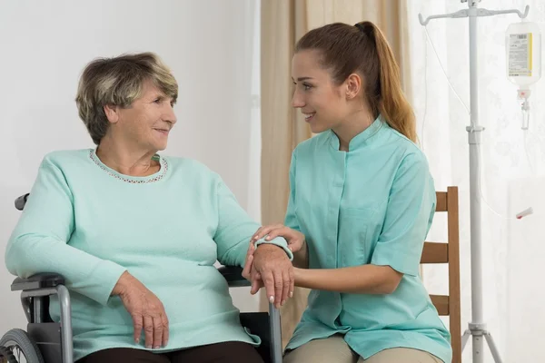 Hivatásos gondozók ápolási idős hölgy — Stock Fotó