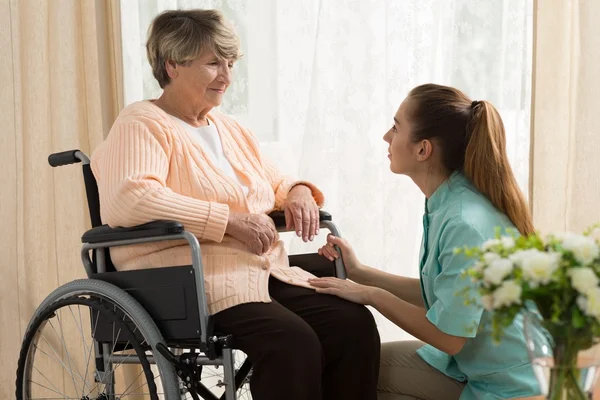 Cuidador ayudando a anciana — Foto de Stock