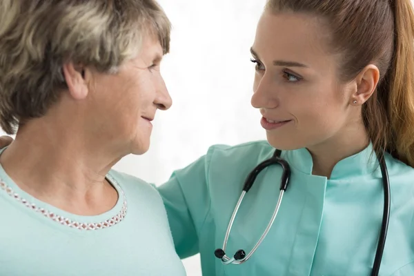 Nurse with stethoscope supporting woman — Stock Photo, Image