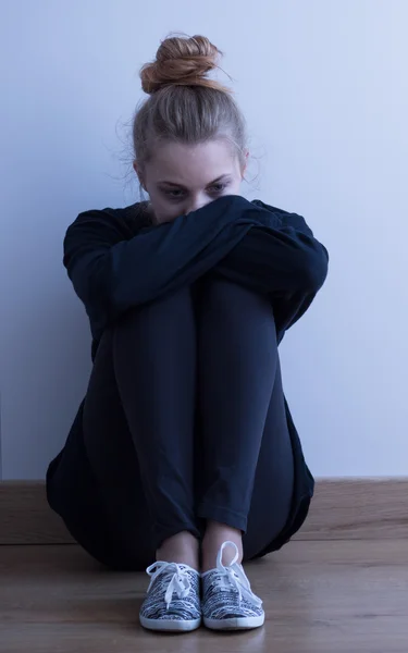 Menina triste solitário — Fotografia de Stock