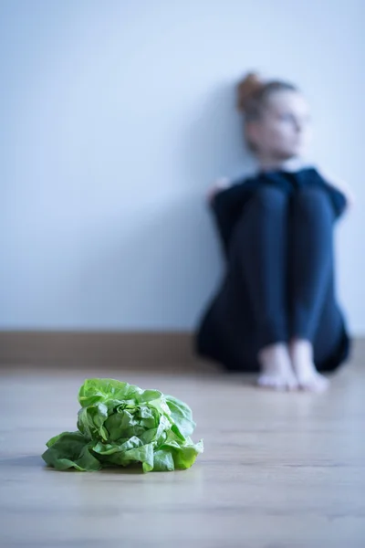 Skinny girl and lettuce — Stock Photo, Image