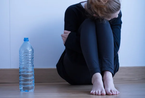 Menina anorectic e água — Fotografia de Stock