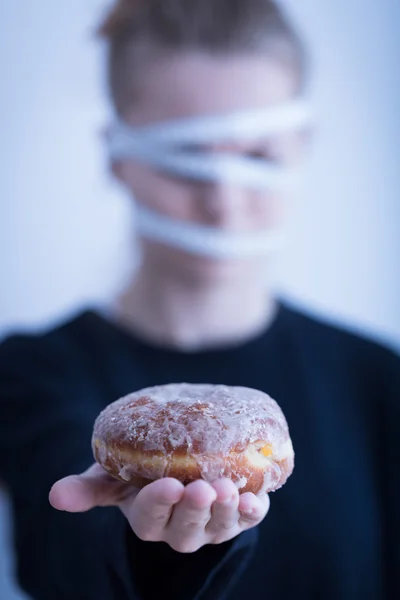 Magersüchtige Mädchen und Donut — Stockfoto