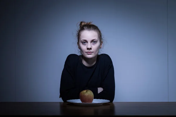 Anorectic girl and apple — Stock Photo, Image