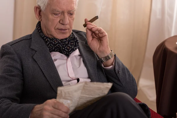 Viejo fumando sigar — Foto de Stock