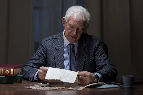 Vecchio uomo d'affari che analizza documenti legali — Foto Stock