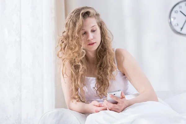 Mujer rizada enviando sms —  Fotos de Stock