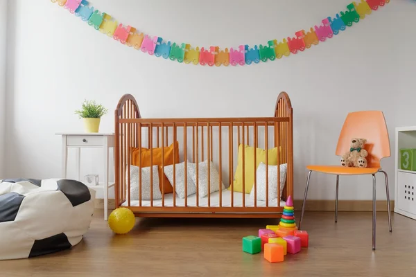 Chambre bébé meublée soignée — Photo